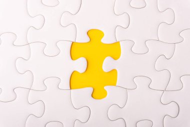 Beyaz jigsaw puzzle ve seçici odak ve kırpma parçası ile eksik parçalar