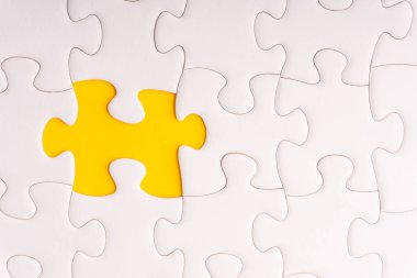 Beyaz jigsaw puzzle ve seçici odak ve kırpma parçası ile eksik parçalar