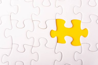 Beyaz jigsaw puzzle ve seçici odak ve kırpma parçası ile eksik parçalar