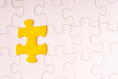 Beyaz jigsaw puzzle ve seçici odak ve kırpma parçası ile eksik parçalar