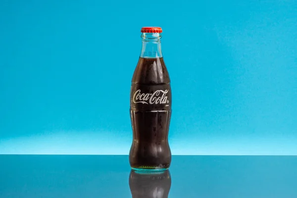 Kuala Lumpur Malaysien Februar 2019 Coca Cola Drink Auf Blauem — Stockfoto