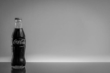 Kuala Lumpur, Malezya - Şubat 18,2019: siyah ve beyaz kavramı Coca Cola İçecek. Seçici odak ve kırpma parçası. Siyah ve beyaz kavramı