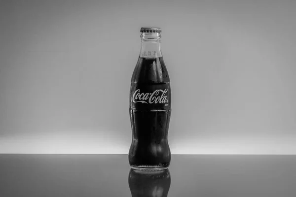 Kuala Lumpur Malaysien Februar 2019 Coca Cola Drink Auf Schwarz — Stockfoto