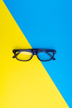 Mavi ve Sarı zemin üzerine siyah çerçeve gözlük