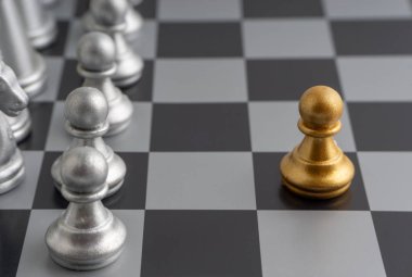 Satranç tahtası closeup arka plan. Seçici odak ve kırpma parçası