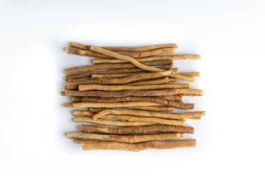 Doğal seçici odak ve kırpma parçası beyaz zemin üzerine Misvak (Kayu Sugi) diş fırçası. Bu bir diş dal Salvadora persica ağaçtan yapılan temizlik ve aynı zamanda miswaak, siwak, Sugi veya sewak biliyorum