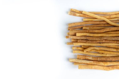 Doğal seçici odak ve kırpma parçası beyaz zemin üzerine Misvak (Kayu Sugi) diş fırçası. Bu bir diş dal Salvadora persica ağaçtan yapılan temizlik ve aynı zamanda miswaak, siwak, Sugi veya sewak biliyorum