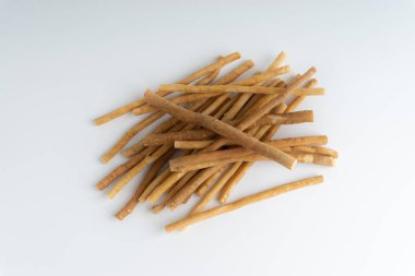 Doğal seçici odak ve kırpma parçası beyaz zemin üzerine Misvak (Kayu Sugi) diş fırçası. Bu bir diş dal Salvadora persica ağaçtan yapılan temizlik ve aynı zamanda miswaak, siwak, Sugi veya sewak biliyorum