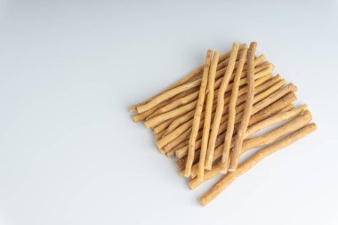 Doğal seçici odak ve kırpma parçası beyaz zemin üzerine Misvak (Kayu Sugi) diş fırçası. Bu bir diş dal Salvadora persica ağaçtan yapılan temizlik ve aynı zamanda miswaak, siwak, Sugi veya sewak biliyorum
