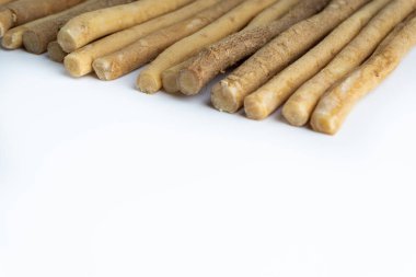 Doğal seçici odak ve kırpma parçası beyaz zemin üzerine Misvak (Kayu Sugi) diş fırçası. Bu bir diş dal Salvadora persica ağaçtan yapılan temizlik ve aynı zamanda miswaak, siwak, Sugi veya sewak biliyorum