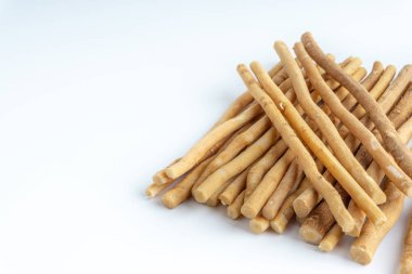 Doğal seçici odak ve kırpma parçası beyaz zemin üzerine Misvak (Kayu Sugi) diş fırçası. Bu bir diş dal Salvadora persica ağaçtan yapılan temizlik ve aynı zamanda miswaak, siwak, Sugi veya sewak biliyorum
