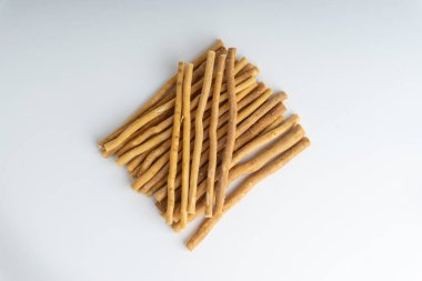 Doğal seçici odak ve kırpma parçası beyaz zemin üzerine Misvak (Kayu Sugi) diş fırçası. Bu bir diş dal Salvadora persica ağaçtan yapılan temizlik ve aynı zamanda miswaak, siwak, Sugi veya sewak biliyorum