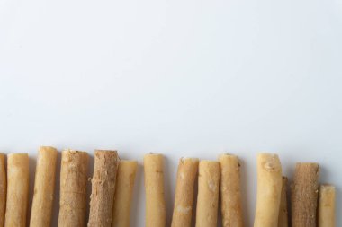Doğal seçici odak ve kırpma parçası beyaz zemin üzerine Misvak (Kayu Sugi) diş fırçası. Bu bir diş dal Salvadora persica ağaçtan yapılan temizlik ve aynı zamanda miswaak, siwak, Sugi veya sewak biliyorum