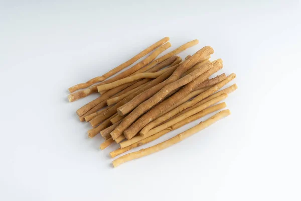 天然牙刷 Miswak Kayu Sugi 在白色背景与选择性焦点和作物片段 它是由萨尔瓦多人棵树制成的牙齿清洁树枝 也被称为米沙瓦 锡瓦克 苏吉或西瓦克 — 图库照片