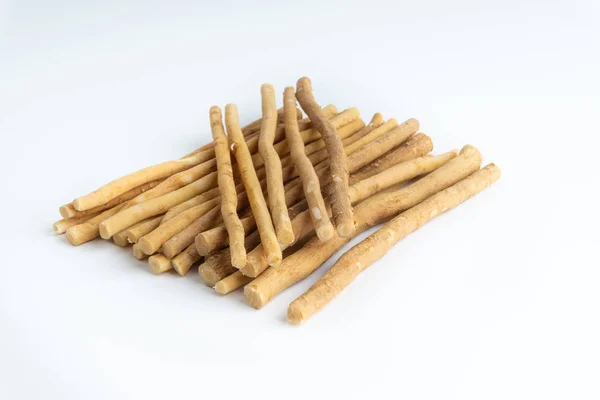 天然牙刷 Miswak Kayu Sugi 在白色背景与选择性焦点和作物片段 它是由萨尔瓦多人棵树制成的牙齿清洁树枝 也被称为米沙瓦 锡瓦克 苏吉或西瓦克 — 图库照片