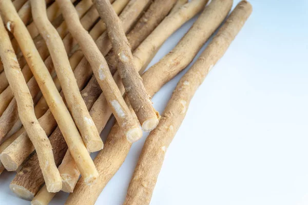 Естественная Зубная Щетка Miswak Kayu Sugi Белом Фоне Избирательным Фокусом — стоковое фото