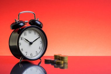 Saat ve jeton seçici odak ve kırpma parça kırmızı zemin üzerine alarm. Kopyalama alanı ve iş kavramı
