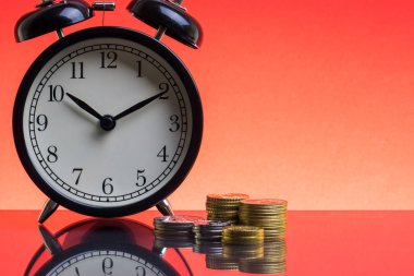 Saat ve jeton seçici odak ve kırpma parça kırmızı zemin üzerine alarm. Kopyalama alanı ve iş kavramı