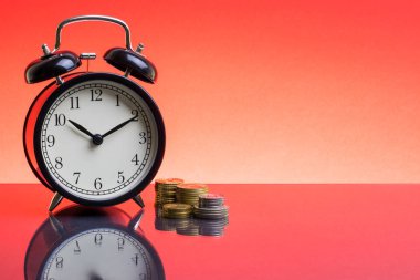 Saat ve jeton seçici odak ve kırpma parça kırmızı zemin üzerine alarm. Kopyalama alanı ve iş kavramı