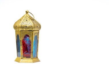 Beyaz arka planda izole edilmiş Ramazan feneri ya da Arap dekorasyon lambası. Seçici odak