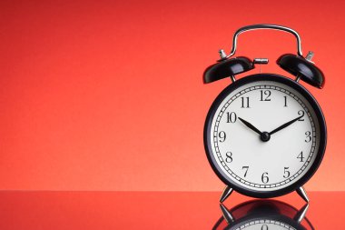 Kırmızı arkaplanda seçici odaklı ve kırpma parçalı Alarm Saati. İş ve Kopyalama alanı kavramı