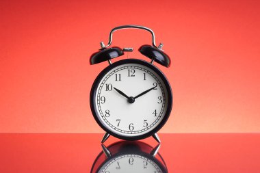 Kırmızı arkaplanda seçici odaklı ve kırpma parçalı Alarm Saati. İş ve Kopyalama alanı kavramı