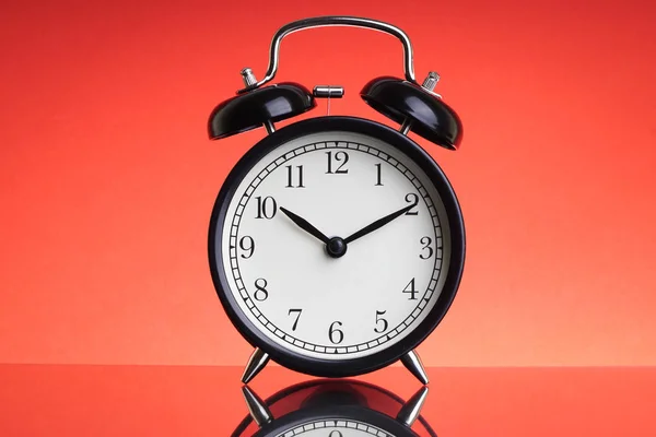 Relógio Alarme Fundo Vermelho Com Foco Seletivo Fragmento Colheita Conceito — Fotografia de Stock