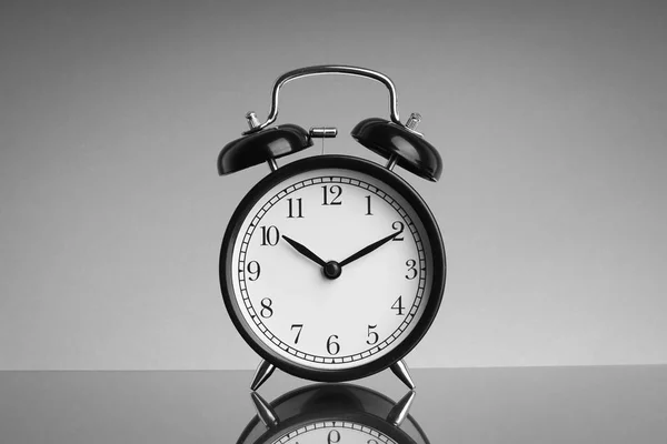 Reloj Despertador Sobre Fondo Blanco Negro Con Enfoque Selectivo Fragmento —  Fotos de Stock