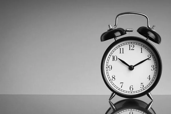 Reloj Despertador Sobre Fondo Blanco Negro Con Enfoque Selectivo Fragmento — Foto de Stock