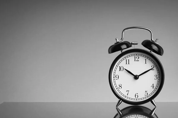 Reloj Despertador Sobre Fondo Blanco Negro Con Enfoque Selectivo Fragmento — Foto de Stock