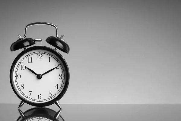 Reloj Despertador Sobre Fondo Blanco Negro Con Enfoque Selectivo Fragmento — Foto de Stock