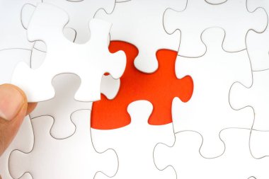 Parçalı bulmaca closeup görevi tamamlamak için son parçası elini. Seçici odak ve kırpma parçası