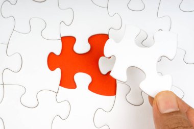 Parçalı bulmaca closeup görevi tamamlamak için son parçası elini. Seçici odak ve kırpma parçası