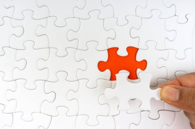 Parçalı bulmaca closeup görevi tamamlamak için son parçası elini. Seçici odak ve kırpma parçası