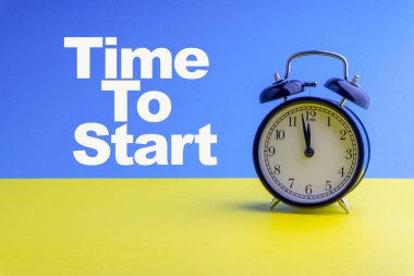 Zaman mavi sarı arka planda yazılı ve çalar saat yazıt başlatmak Için. İş ve motivasyon konsepti