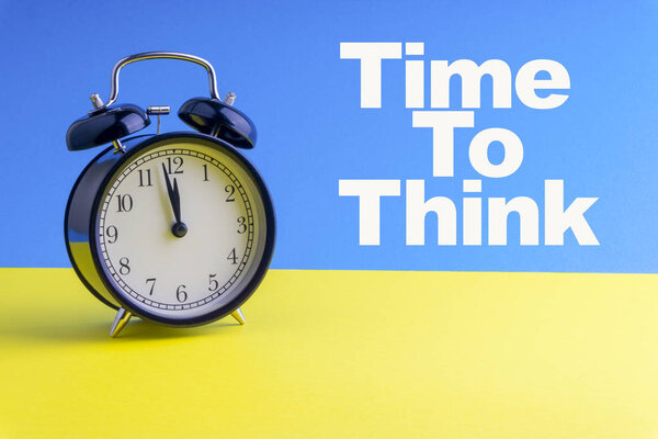 TIME TO THINK надпись и надпись: "Часы на сине-желтом фоне. Концепция бизнеса и мотивации
