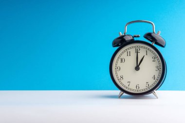 Seçici odak ve kırpma parçası ile renkli arka planda çalar saat. Boşluk kavramını Kopyala