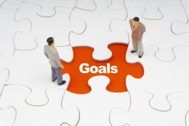 Gol yazıt bilmecenin ve işadamı minyatür yazılmış. İş ve motivasyon konsepti