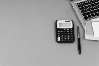 Ofis masa masasına bakın. Çalışma alanı ile hesap makinesi, siyah kalem, dizüstü siyah ve beyaz arka plan kavramı. İş finansmanı, eğitim teknolojisi ve metin konsepti için Copy Space