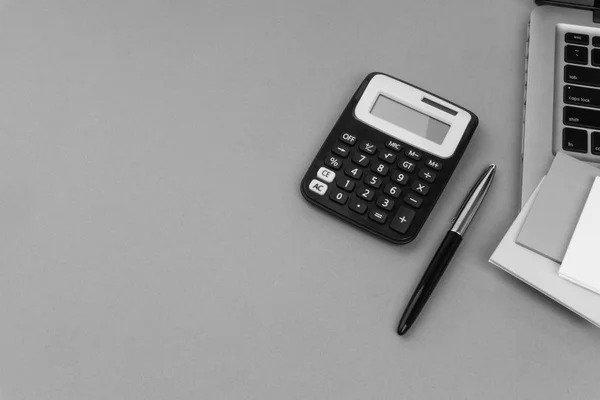 Zobacz Biurko Biurkowe Przestrzeń Robocza Kalkulatorem Czarnym Długopisem Laptopem Czarno — Zdjęcie stockowe