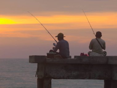 Port Dickson, Malezya 14 Eylül 2018: Port Dickson plajında sahilde Jetty ve tanımlanamayan insanlar çekim, Malezya gün batımı sırasında alınan.