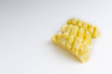 Beyaz arka planda izole dilimlenmiş ananas. Seçici odak