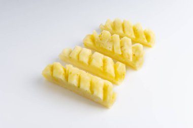 Beyaz arka planda izole dilimlenmiş ananas. Seçici odak