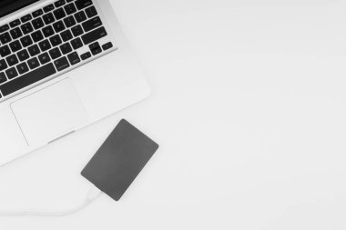 Laptop klavye, depolama sürücü veya sabit disk seçici odak, kırpma parçası, iş, yedekleme, Sarı zemin üzerine kopyalama alanı kavramı. Siyah ve beyaz