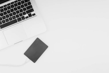 Laptop klavye, depolama sürücü veya sabit disk seçici odak, kırpma parçası, iş, yedekleme, Sarı zemin üzerine kopyalama alanı kavramı. Siyah ve beyaz
