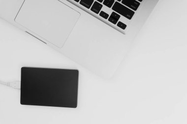 Laptop klavye, depolama sürücü veya sabit disk seçici odak, kırpma parçası, iş, yedekleme, Sarı zemin üzerine kopyalama alanı kavramı. Siyah ve beyaz