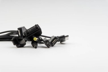 Evrensel şarj baş beyaz arka plan üzerinde izole. Seçici odak ve kırpma parçası