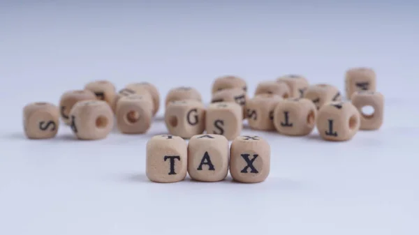 Inscripción Tax Alfabeto Madera Sobre Fondo Blanco Con Enfoque Selectivo — Foto de Stock