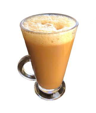 Süt ile çay veya beyaz arka planda Malezya 'da teh tarik olarak bilinir. Seçici odak
