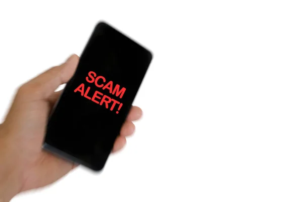 Kelime Scam Alert ile cep telefonu tutan el bulanık görüntü. 